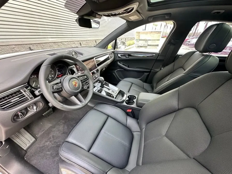 2026 Porsche Macan T - Image 5 of 6