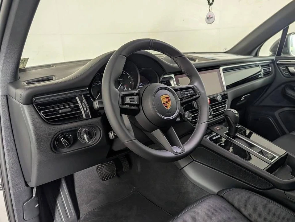 2026 Porsche Macan T - Image 4 of 5