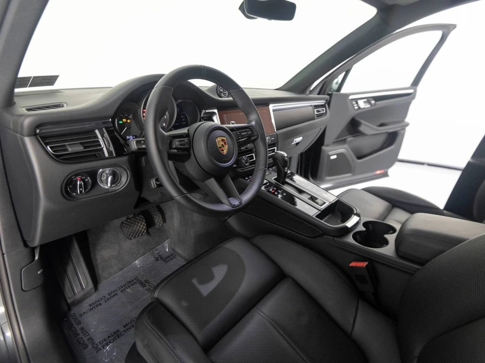 2026 Porsche Macan T - Image 4 of 5