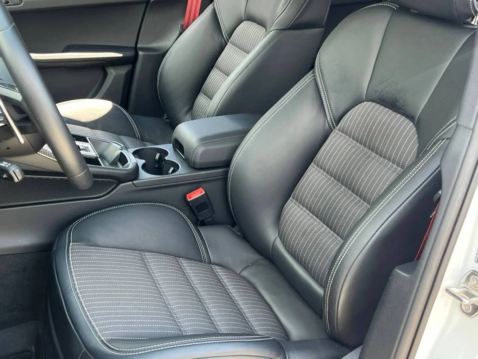2026 Porsche Macan T - Image 5 of 5