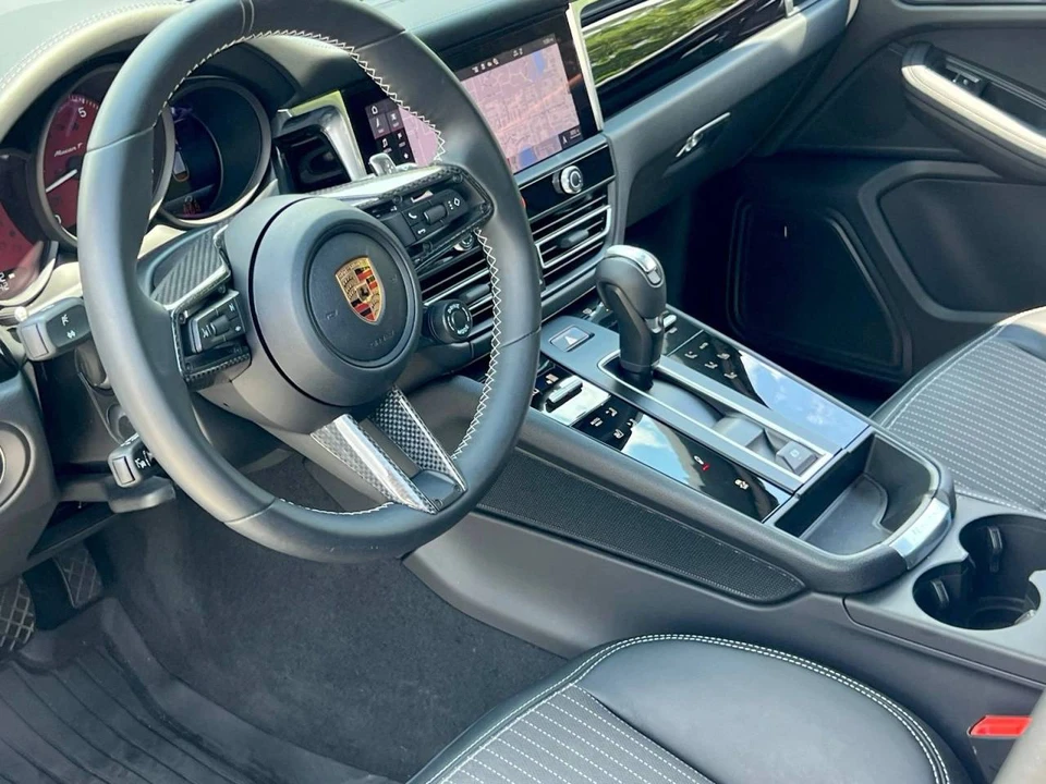 2026 Porsche Macan T - Image 4 of 5