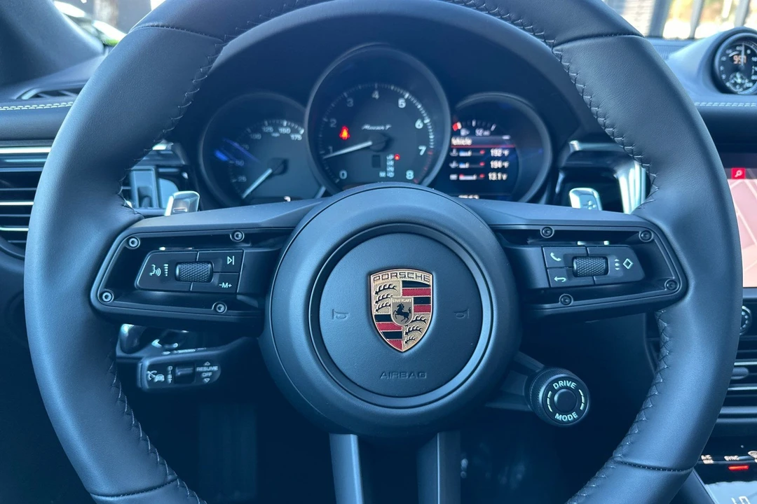 2026 Porsche Macan T - Image 29 of 31