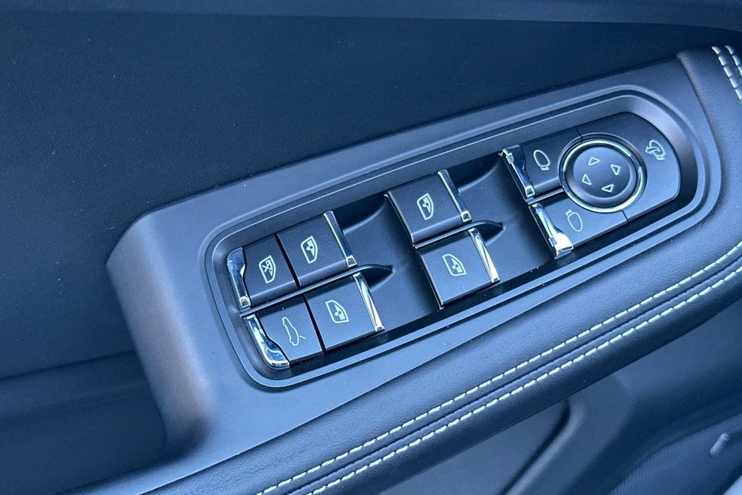 2026 Porsche Macan T - Image 13 of 31