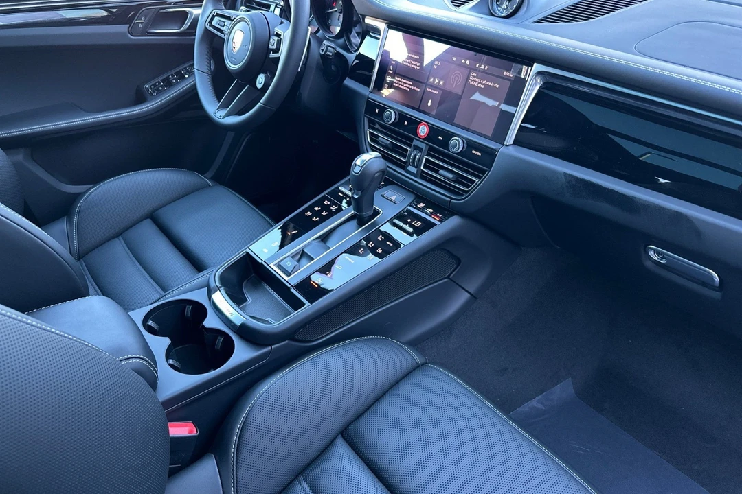 2026 Porsche Macan T - Image 18 of 31