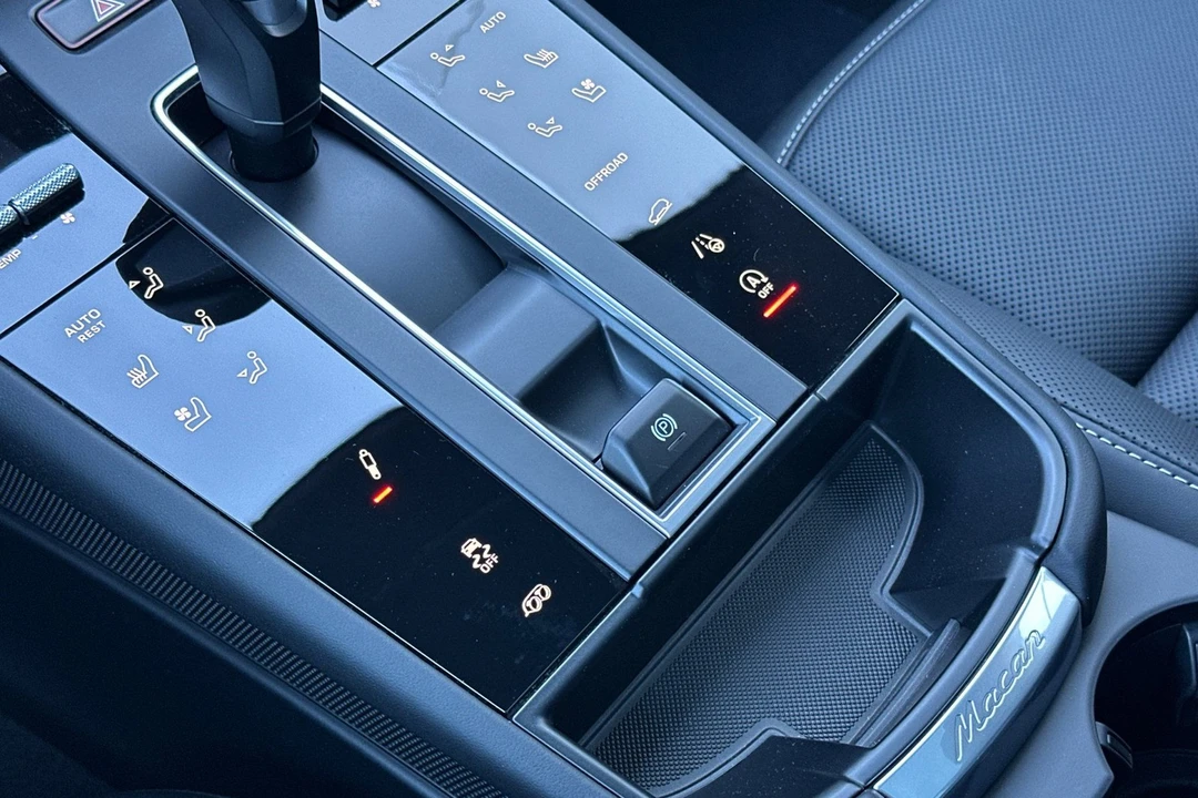 2026 Porsche Macan T - Image 26 of 31