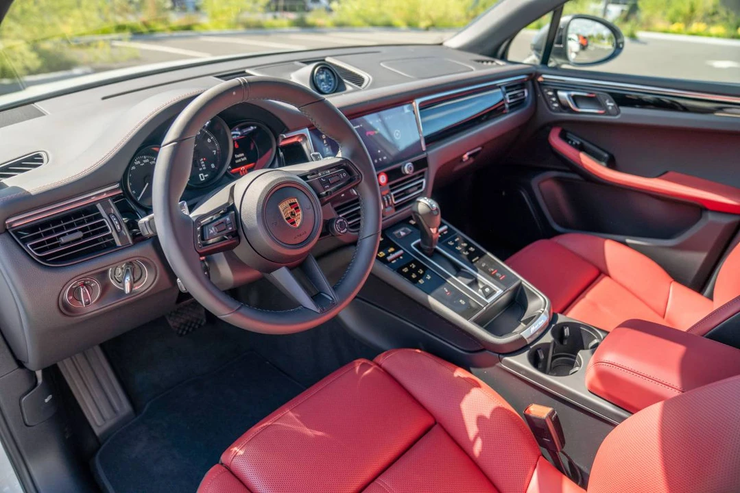 2026 Porsche Macan T - Image 5 of 5