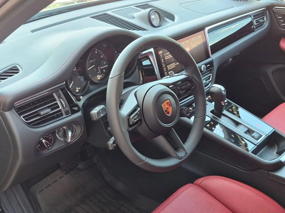 2026 Porsche Macan T - Image 28 of 31