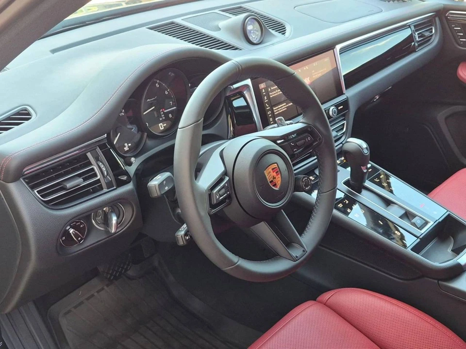 2026 Porsche Macan T - Image 4 of 5