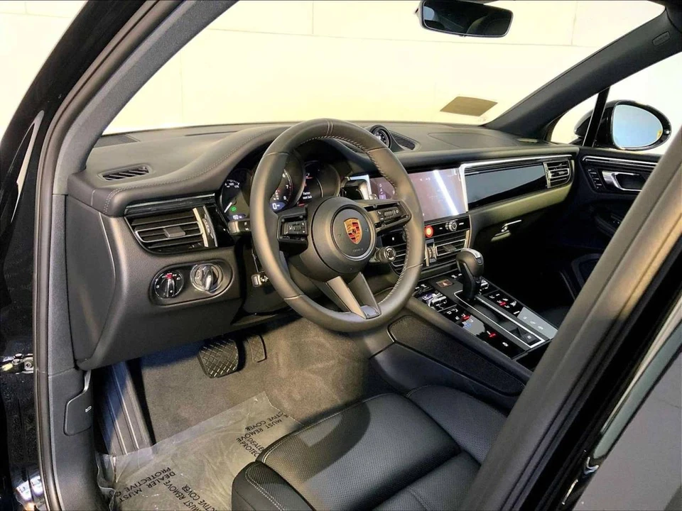 2026 Porsche Macan T - Image 4 of 5