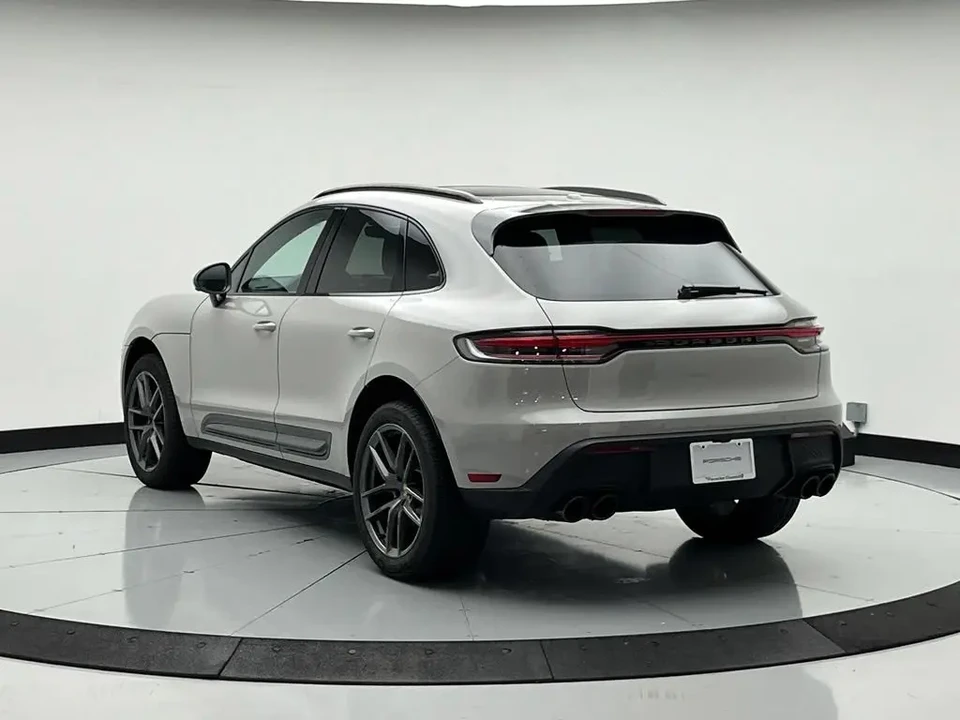 2026 Porsche Macan T - Image 24 of 31