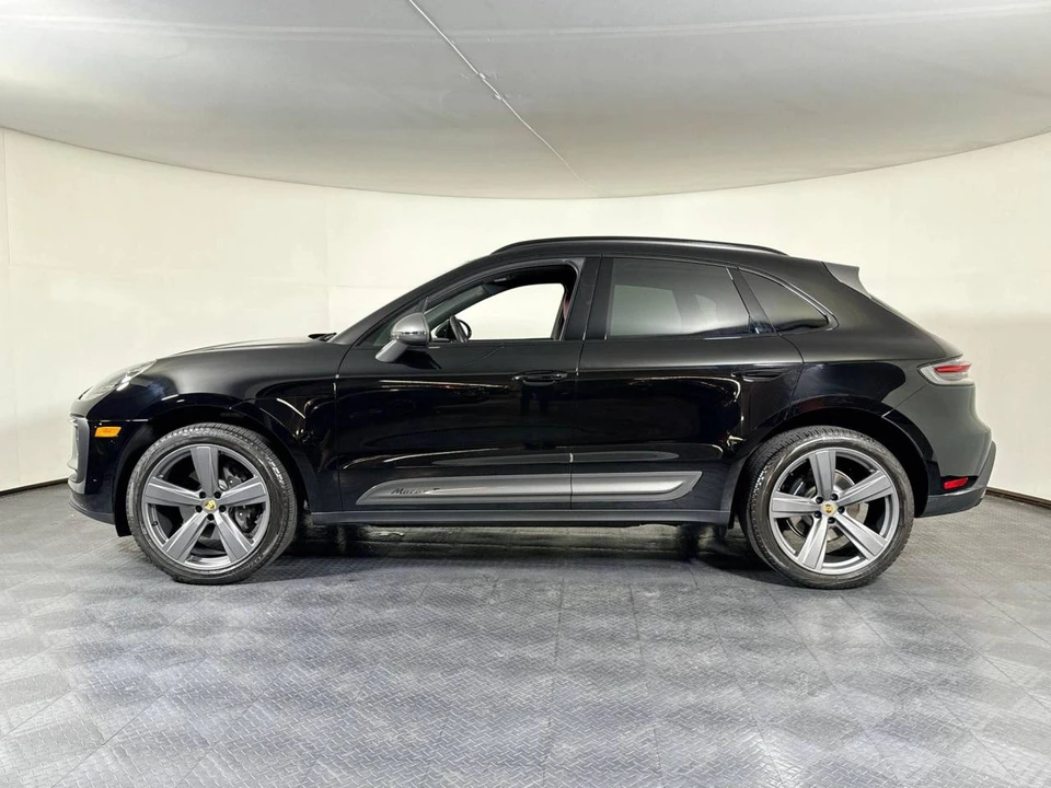 2026 Porsche Macan T - Image 2 of 4