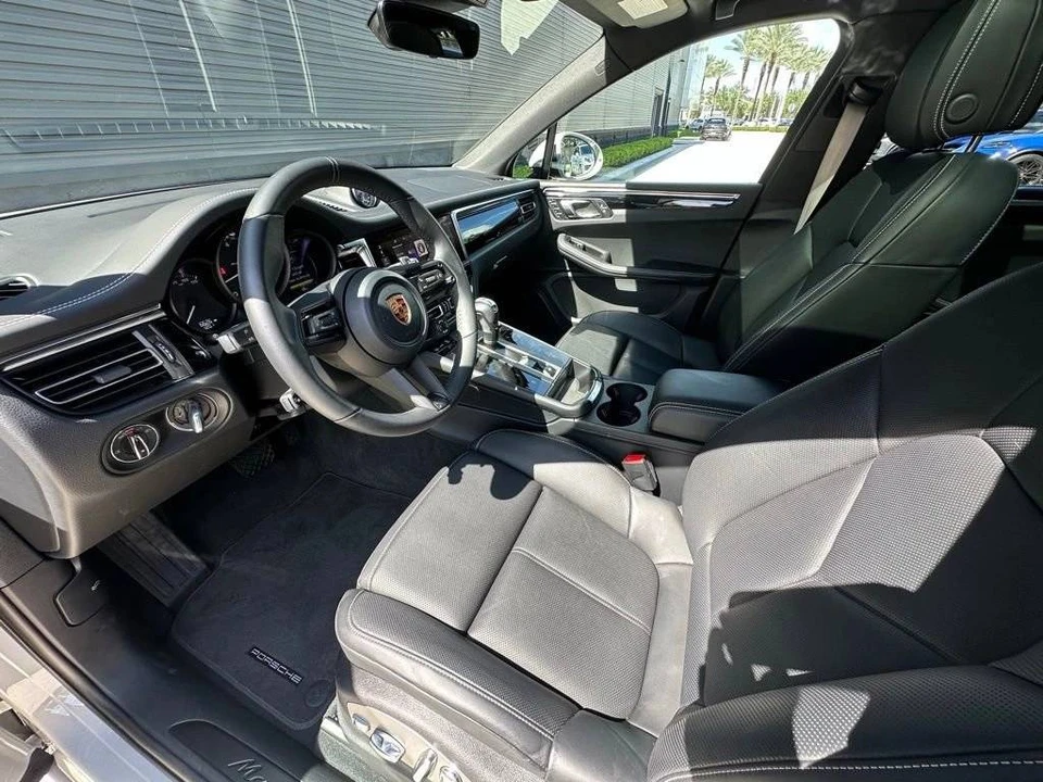 2026 Porsche Macan T - Image 4 of 5