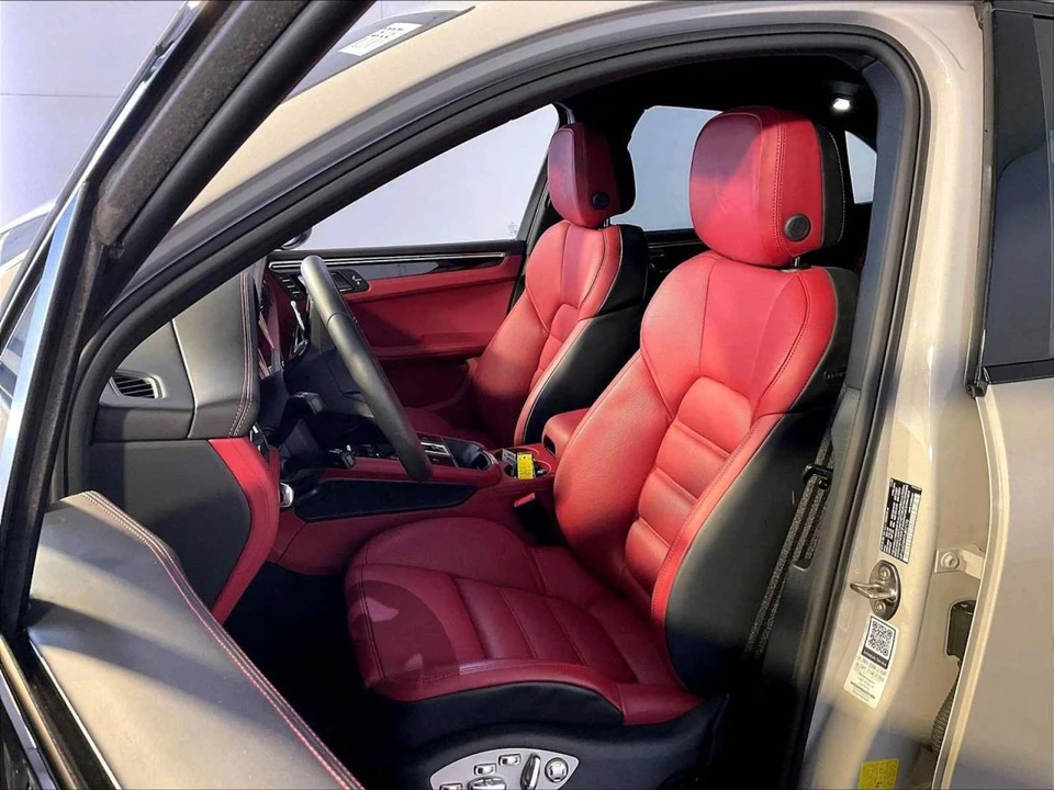 2026 Porsche Macan T - Image 5 of 5