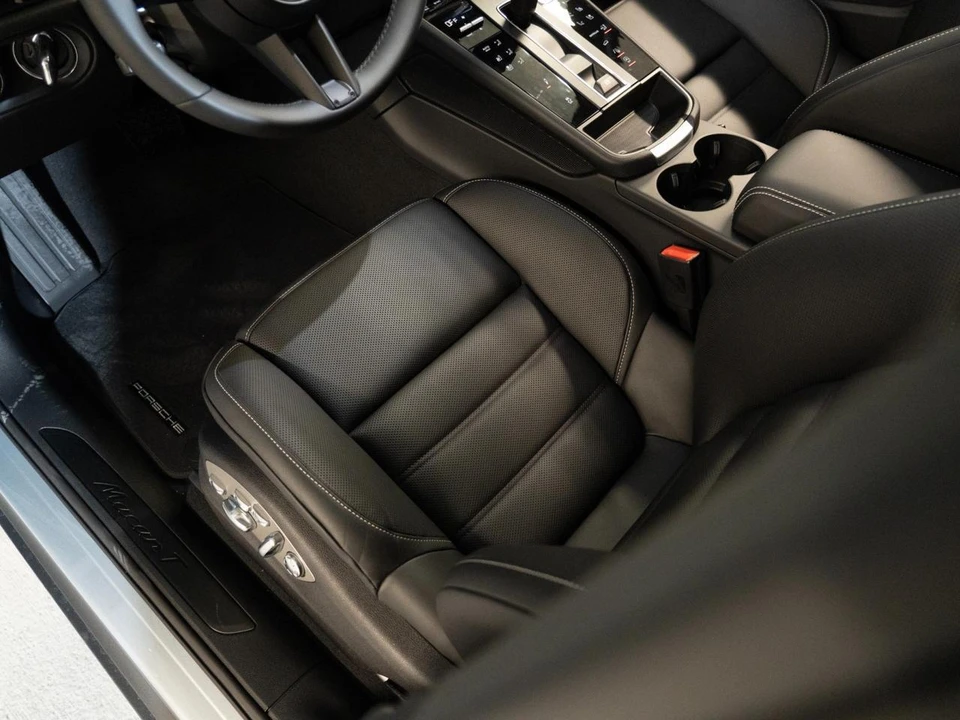 2026 Porsche Macan T - Image 14 of 29