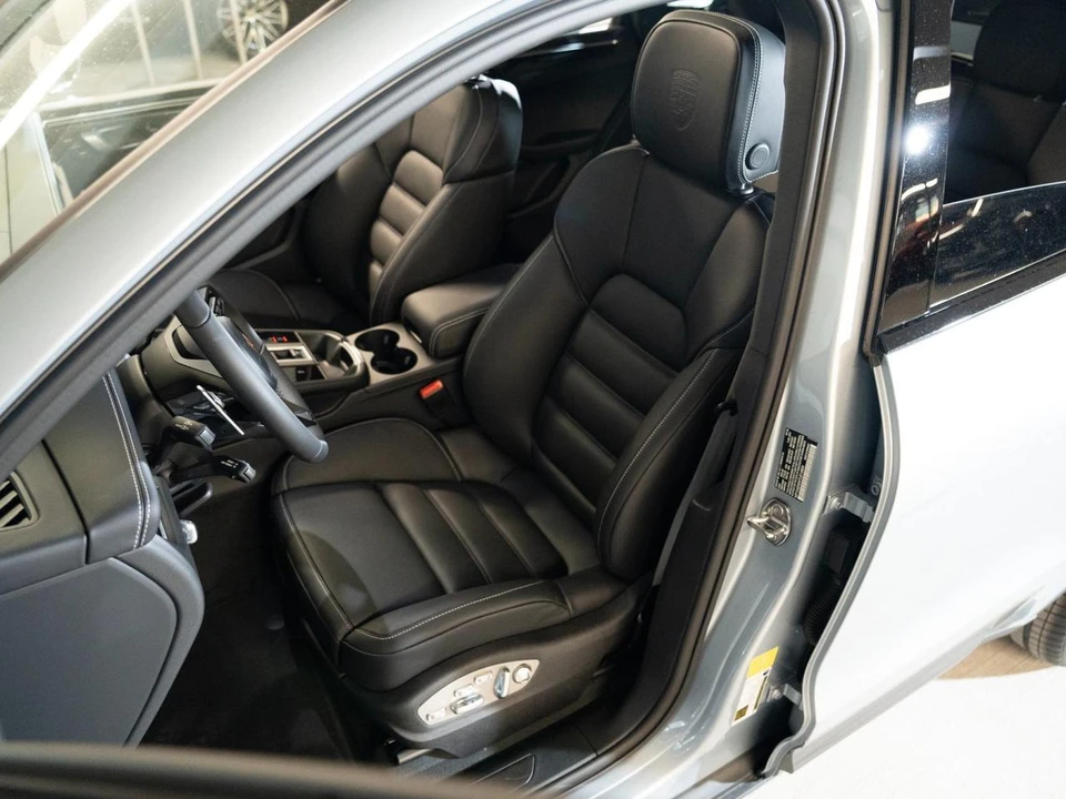 2026 Porsche Macan T - Image 5 of 29
