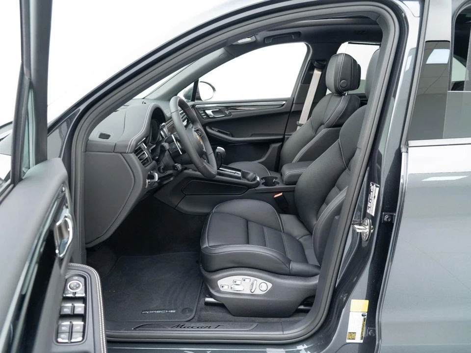 2026 Porsche Macan T - Image 18 of 31