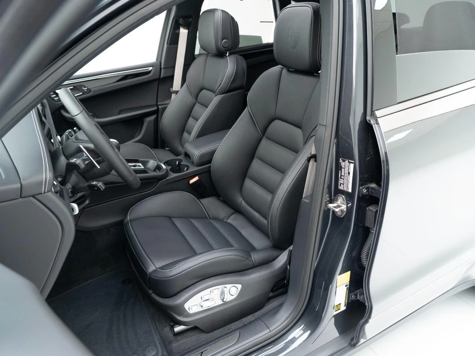 2026 Porsche Macan T - Image 5 of 31
