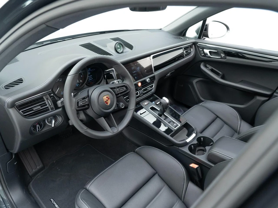 2026 Porsche Macan T - Image 4 of 31