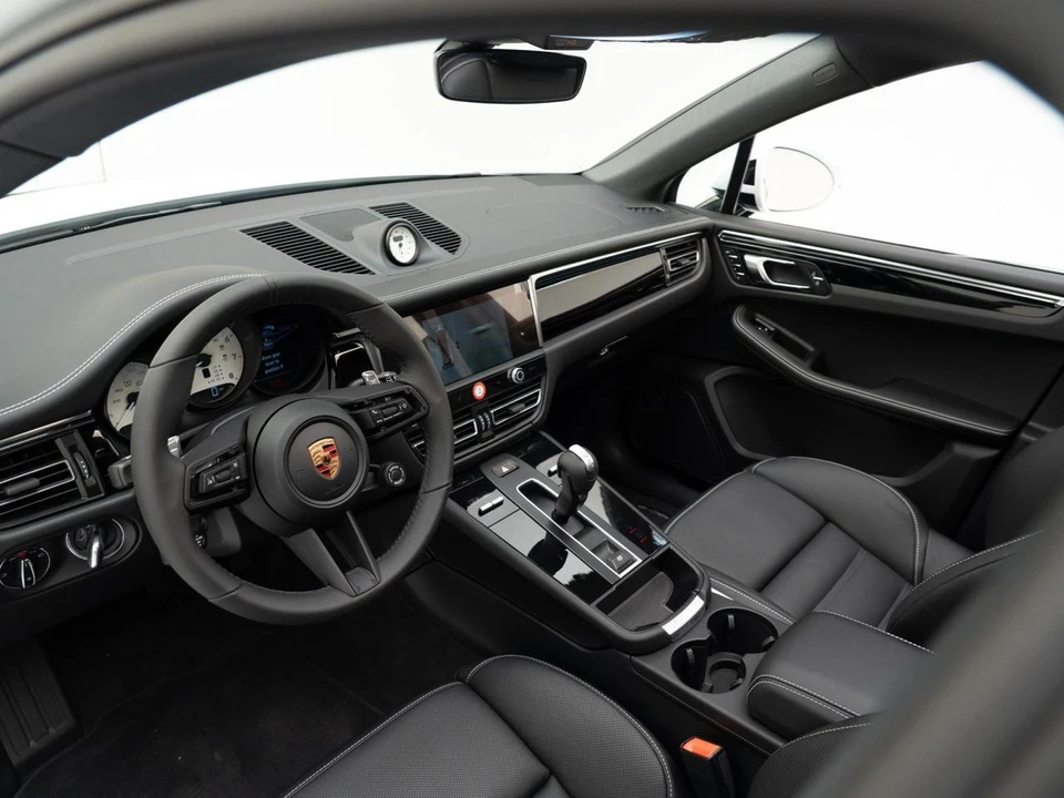 2026 Porsche Macan T - Image 4 of 31