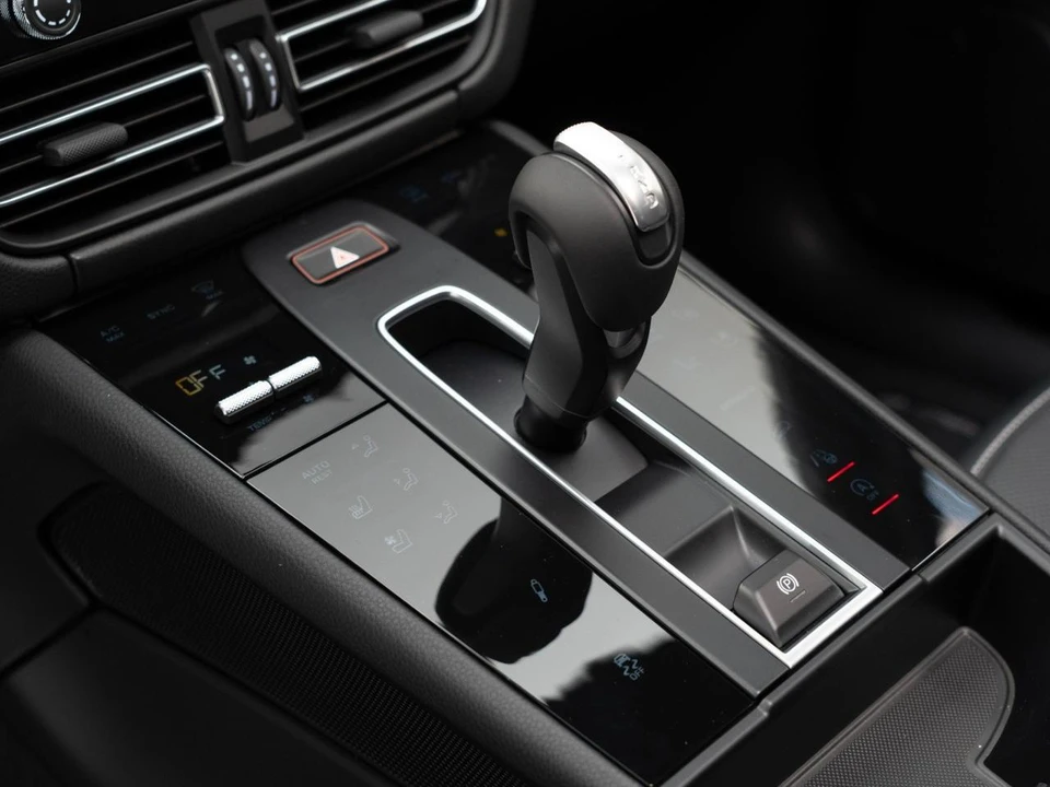 2026 Porsche Macan T - Image 28 of 31