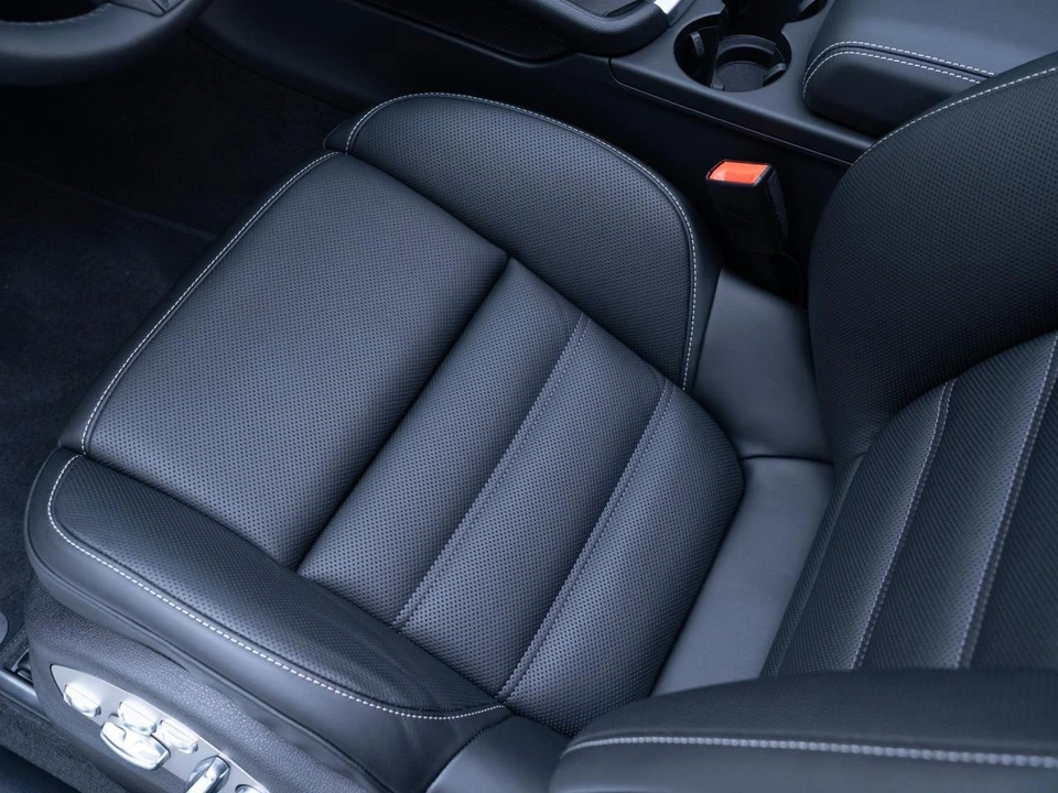 2026 Porsche Macan T - Image 17 of 31