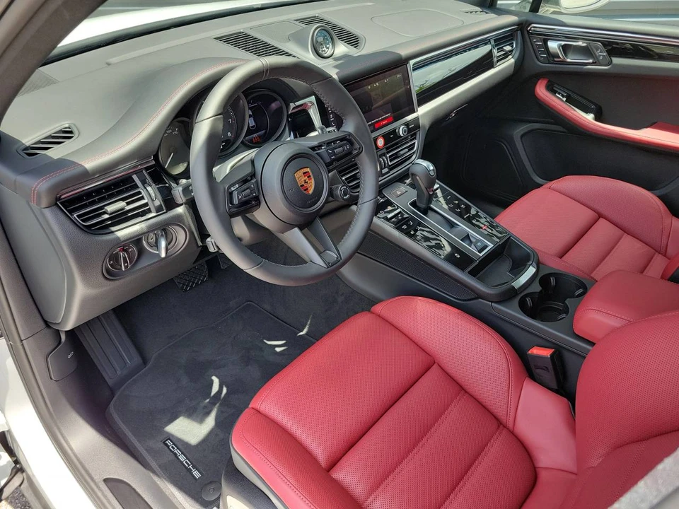 2026 Porsche Macan T - Image 4 of 5