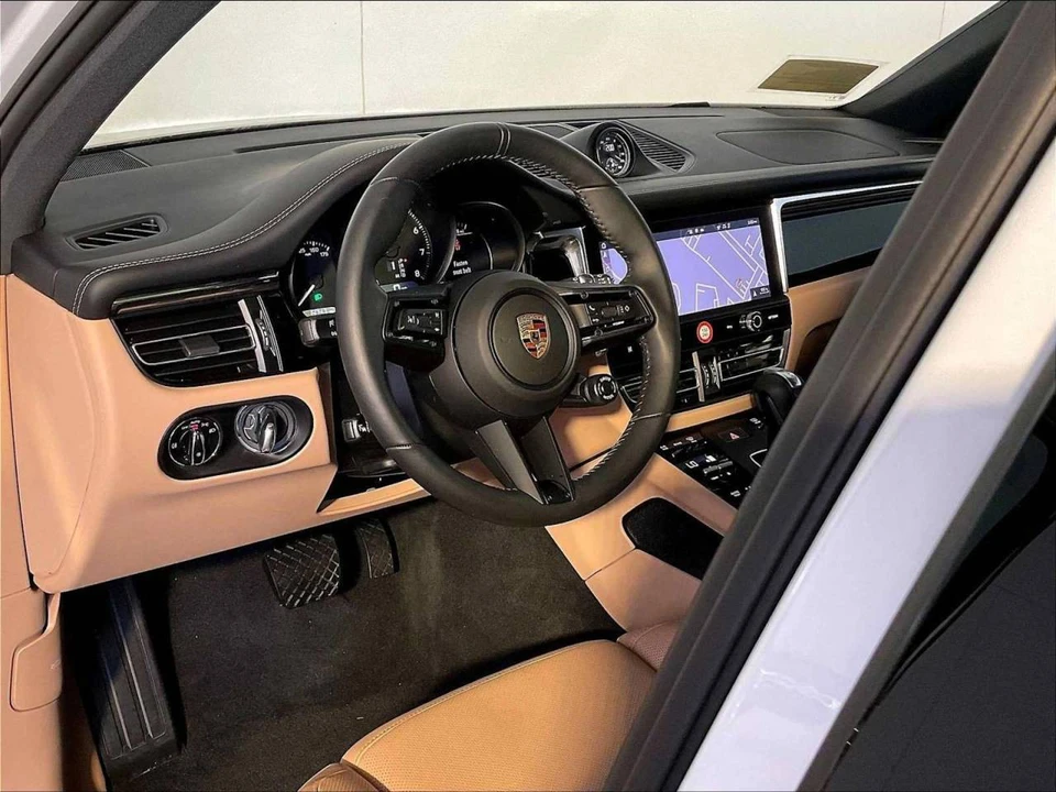 2026 Porsche Macan T - Image 4 of 5