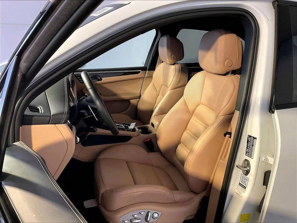 2026 Porsche Macan T - Image 5 of 5