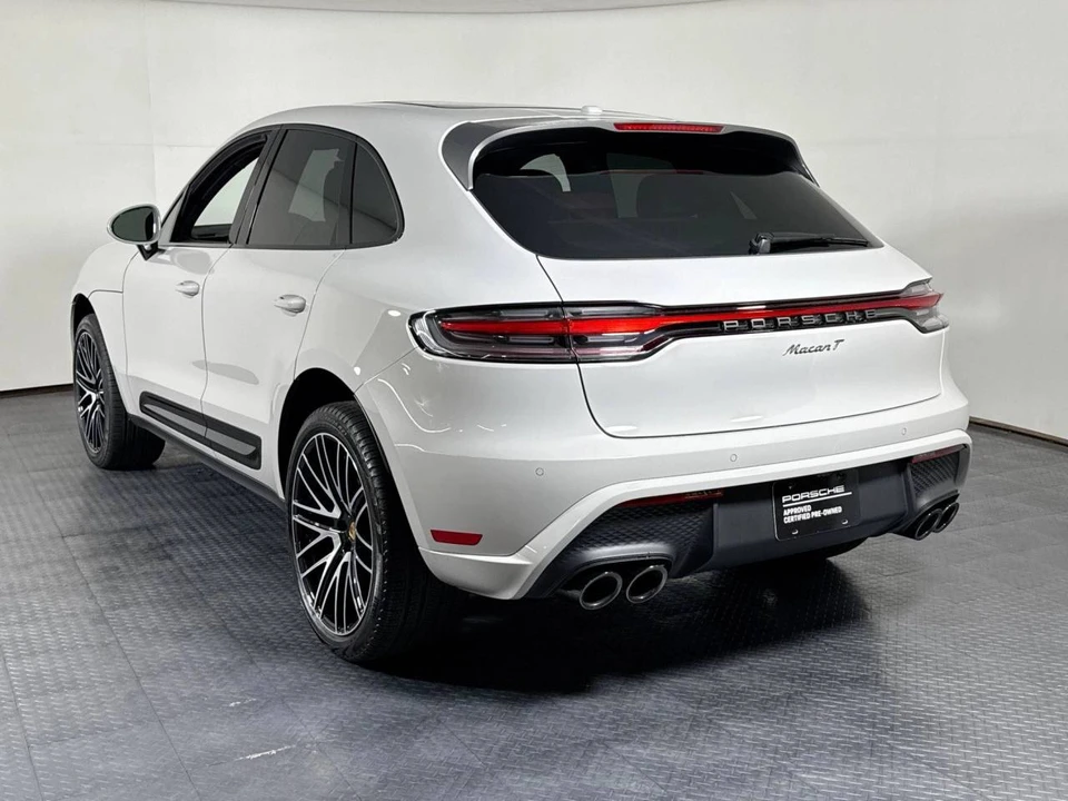 2026 Porsche Macan T - Image 3 of 4