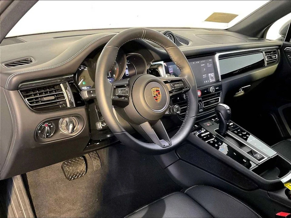 2026 Porsche Macan T - Image 4 of 5