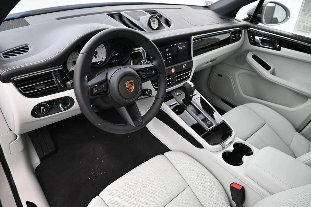 2026 Porsche Macan T - Image 4 of 4