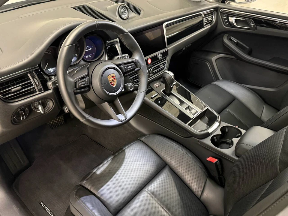 2026 Porsche Macan T - Image 4 of 5