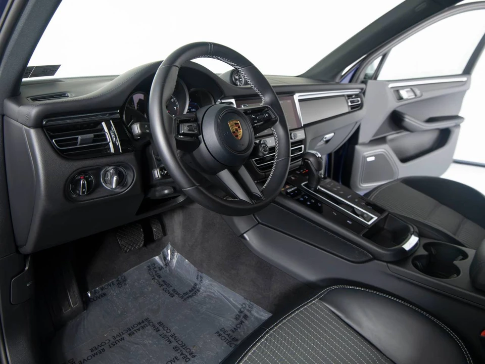 2026 Porsche Macan T - Image 4 of 5