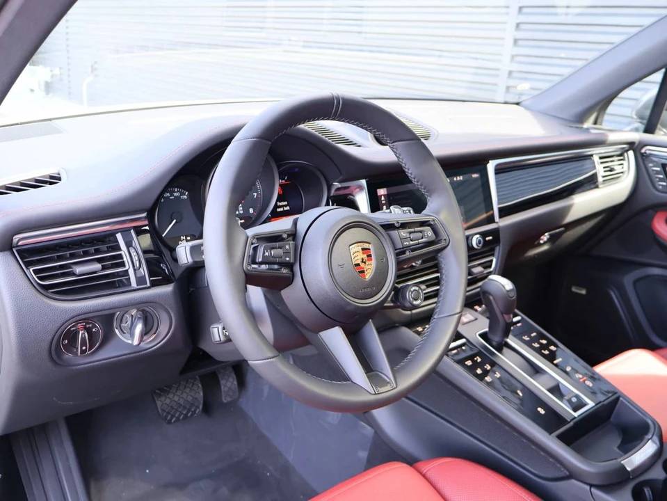 2026 Porsche Macan T - Image 4 of 5
