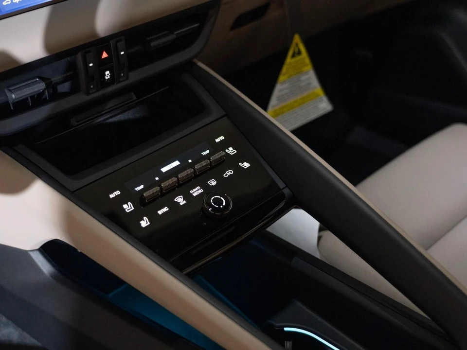 2026 Porsche Macan Electric - Image 22 of 28
