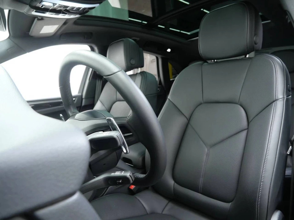 2026 Porsche Macan Electric - Image 5 of 5