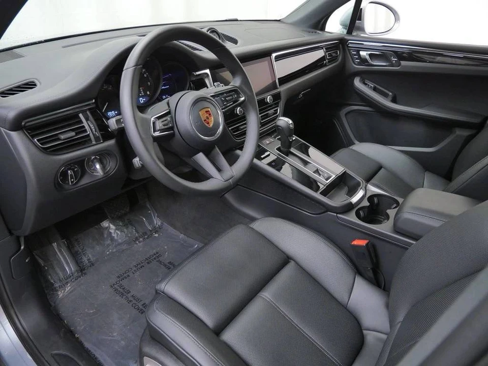 2026 Porsche Macan Electric - Image 4 of 5