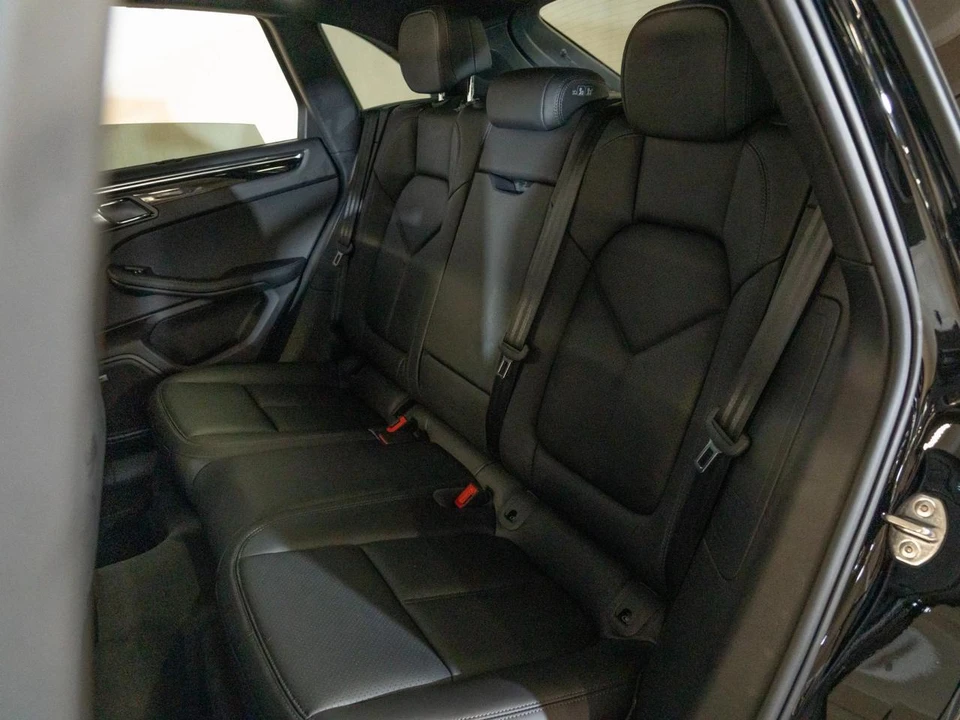 2026 Porsche Macan - Image 18 of 31