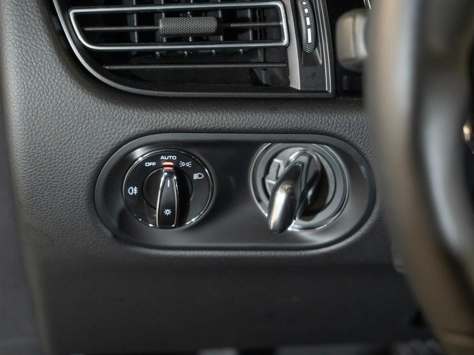2026 Porsche Macan - Image 30 of 31