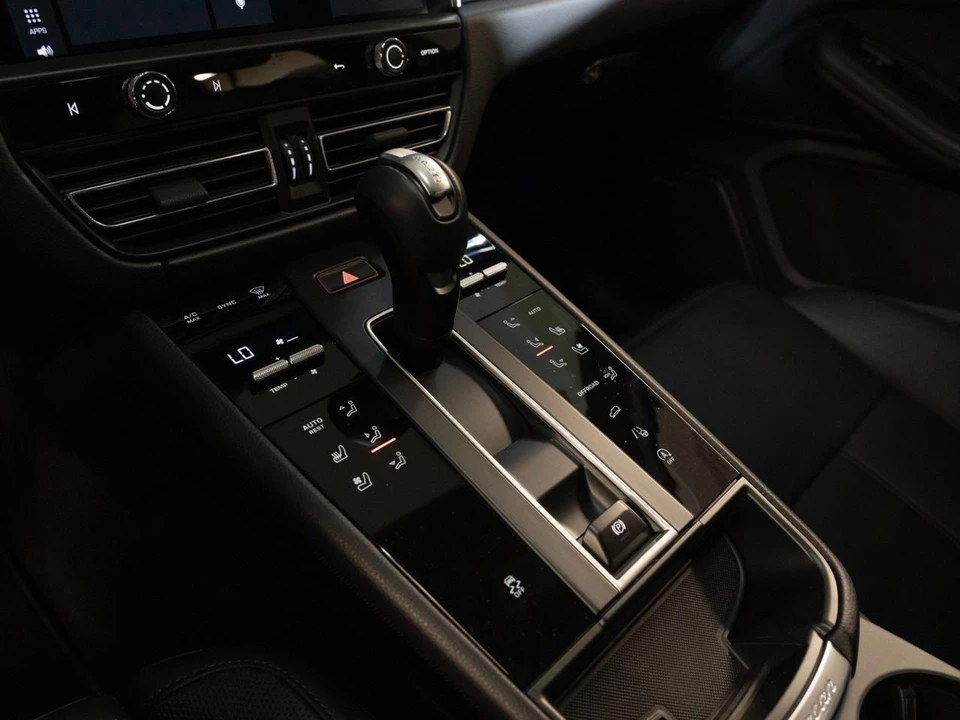 2026 Porsche Macan - Image 27 of 31
