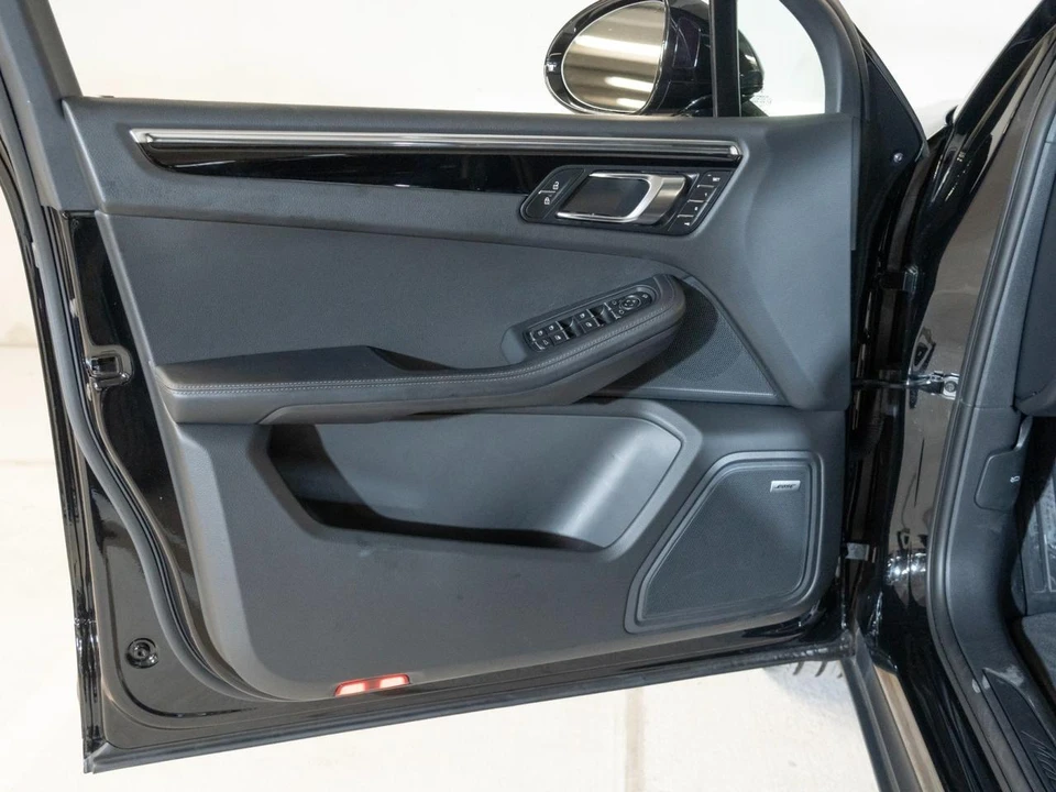 2026 Porsche Macan - Image 21 of 31