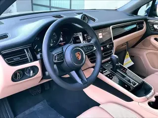 2026 Porsche Macan - Image 29 of 31