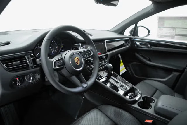 2026 Porsche Macan - Image 26 of 31