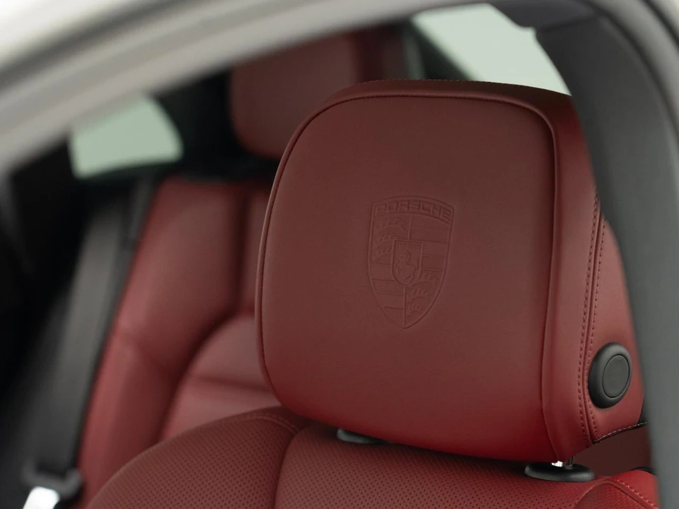 2026 Porsche Macan - Image 18 of 31