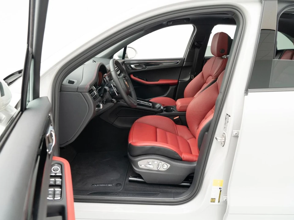2026 Porsche Macan - Image 17 of 31