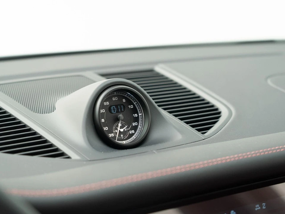 2026 Porsche Macan - Image 24 of 31