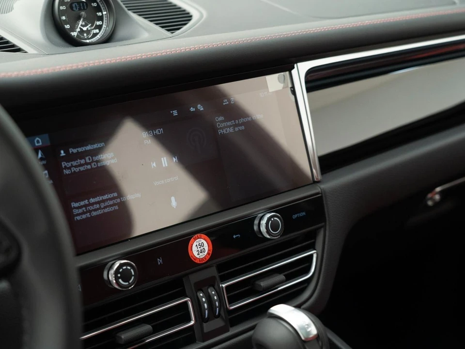 2026 Porsche Macan - Image 25 of 31