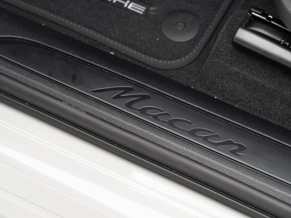 2026 Porsche Macan - Image 14 of 31