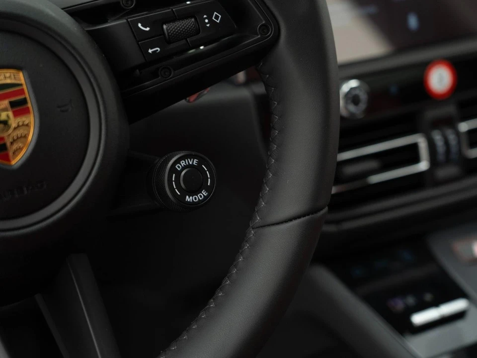 2026 Porsche Macan - Image 27 of 31