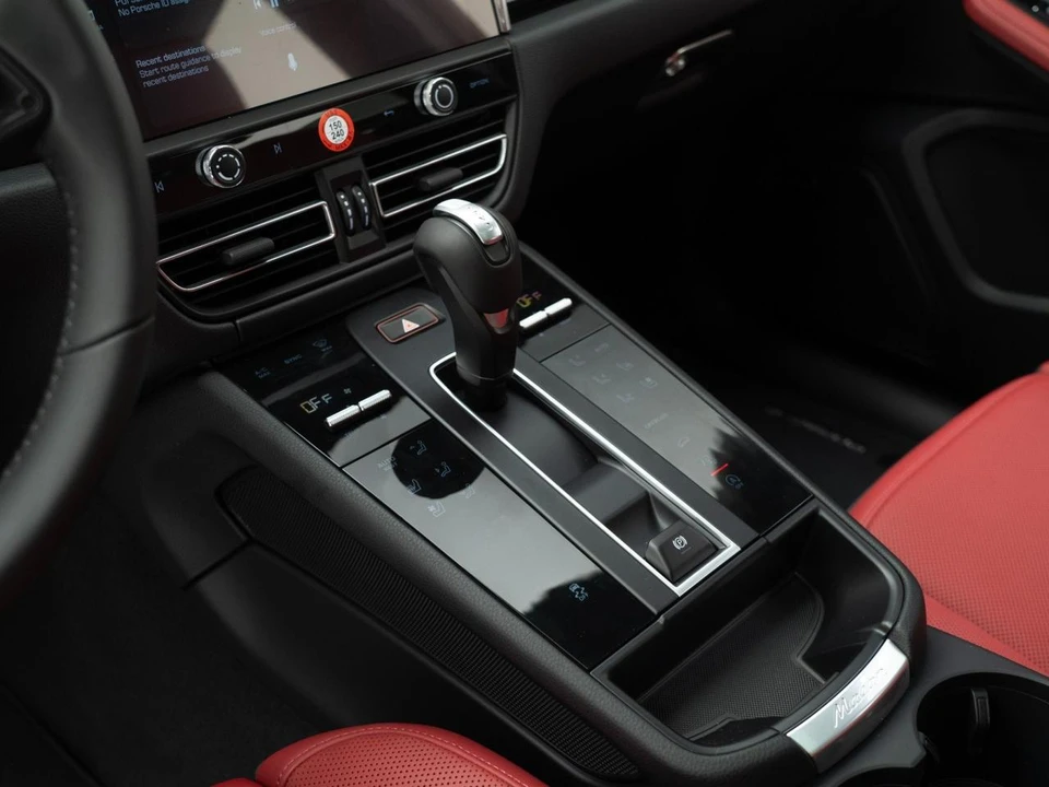 2026 Porsche Macan - Image 26 of 31